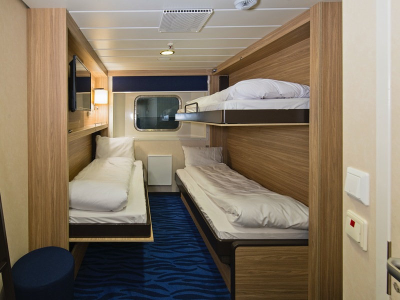 Polar Outside | Triple on lower deck with window